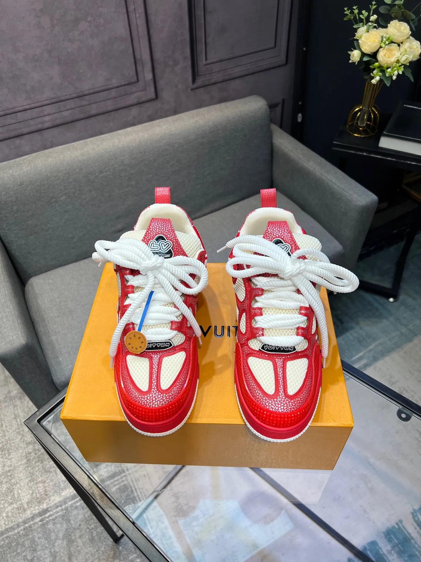 Men's men's shoes💰800 LV top version Jigglypuff new model Purchasing quality LV~Louis Vuitton LV TRAINER's best-looking sneakers, Donkey Brand strongly recommends new products, official website limited edition retro basketball sneakers! Both high-top and low-top models spent money to purchase 1:1 accurate reproductions of the originals. The details are invincible and full of sincerity. The imported custom-made original cowhide leather is the same as the original package. The details are 100% restored. The private model customizes the original one-piece TPU outsole. It is different from other brands. Without the original version, this effect cannot be achieved!                Men's and women's models 35-40 39-45 (46 is custom-made and cannot be returned or exchanged)